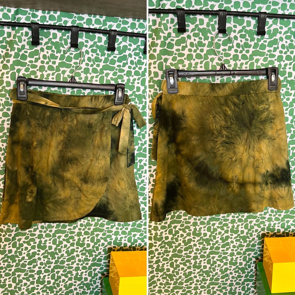 NWT Green Hendrix skirt with front accent belt 🖤💚🖤💚